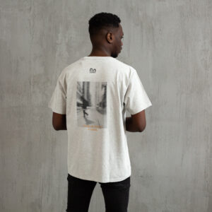 Remera con tipografía naranja